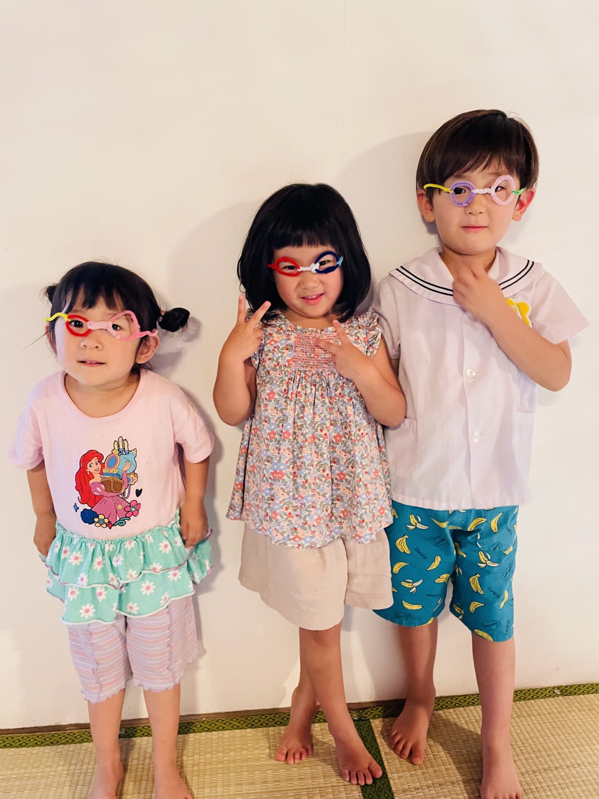 手作りのカラフルなめがねをかけた、NEWの子どもたち